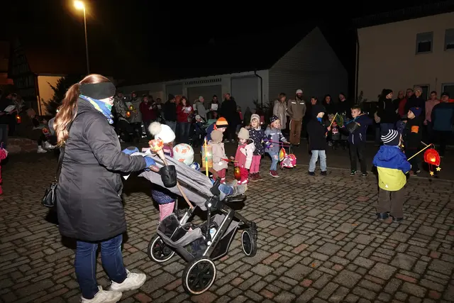 
Der Martinstag in Dörlesberg war wieder ein Fest der kleinen Gesten, der leuchtenden Laternen und der großen Gemeinschaft. Foto Roland Schönmüller 