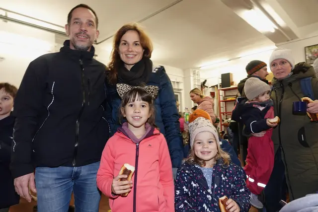Marco und Karina Goldschmidt mit ihren Kindern v.l. Thea (7) und Paula (4) freuen sich, bei der kirchlicher Feier, beim Laternenumzug und beim gemütlichen Ausklang im Bürgerhaus dabei gewesen zu sein. Foto Roland Schönmüller 