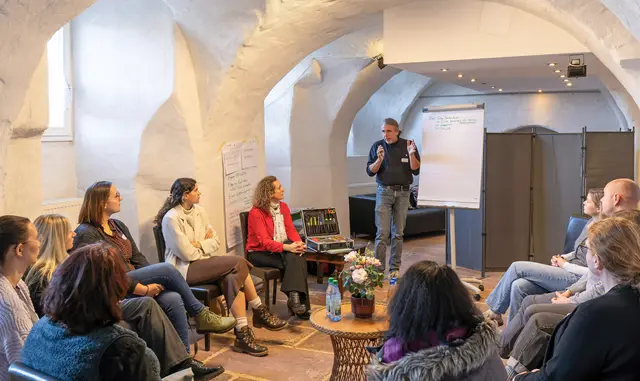 In diesem Workshop, der von Stefan Adams (stehend) und Julia Hildenbrand (links, sitzend) moderiert wurde, hatte die Fachkräfte Gelegenheit, ihre Erfahrungen auszutauschen und darzulegen, welches Vorgehen ihrer Meinung nach hilfreich ist. | Foto: Winfried Zang