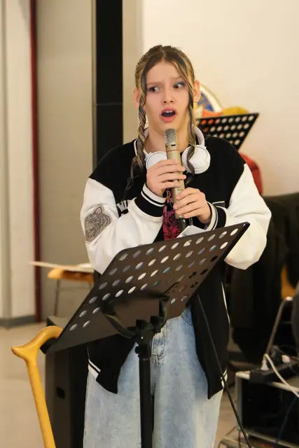 Opa Walter Schultes und sein Enkelchen Lena (vom Karneval-Klub-Kakadu Aschaffenburg) in der Bütt. | Foto: Steffen Sollorz