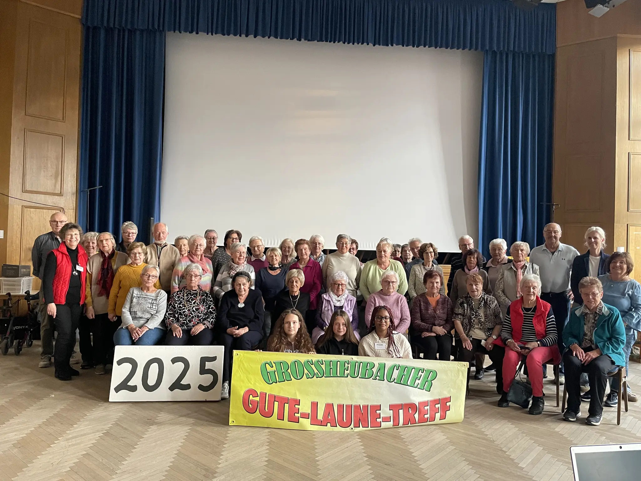 Senioren-singen-mit-Begeisterung-alte-Volkslieder