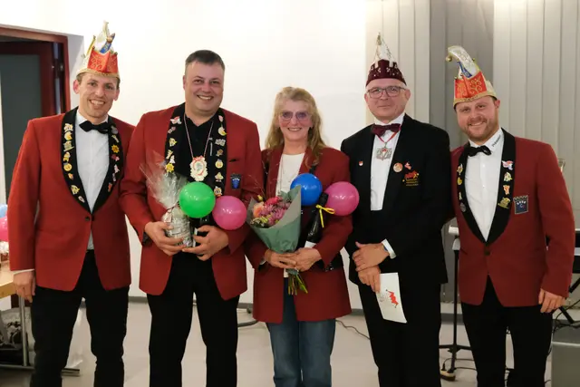 Vorstand Daniel Hein, die Geehrten Andre Klug und Karin Kilzer mit ihren Verbandsorden, Frank Niemert (Fastnacht-Verband Franken), Patrick Zerkler. | Foto: Steffen Sollorz