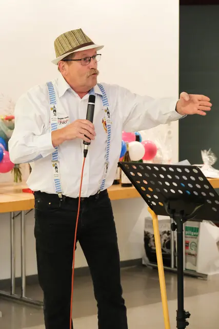 Opa Walter Schultes und sein Enkelchen Lena (vom Karneval-Klub-Kakadu Aschaffenburg) in der Bütt | Foto: Steffen Sollorz