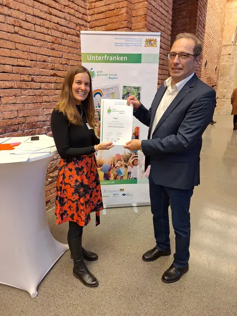 Petra Fackelmann, Moderatorin für Unterfranken, überreicht Konrektor Rainer Schäfer die Urkunde. | Foto: Rainer Schäfer