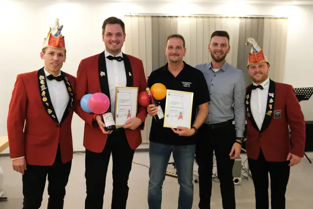 Steffen Graner und Philipp Volk wurden als "Echte Honischer" eingebürgert. Von links: NCV-Vorstand Daniel Hein, Philipp Volk, Steffen Graner, "Ober"bürgemeister Ralf Sendelbach, NCV-Präsident Patrick Zerkler. | Foto: Steffen Sollorz