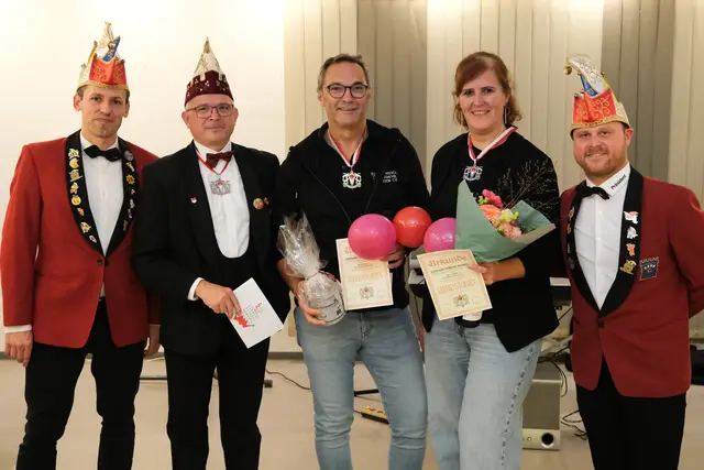 Vorstand Daniel Hein, Frank Niemert (Fastnacht-Verband Franken), die Geehrten Bernd Mühlon und Rebecca Heßler mit ihren Landesverdienstorden, Patrick Zerkler. | Foto: Steffen Sollorz