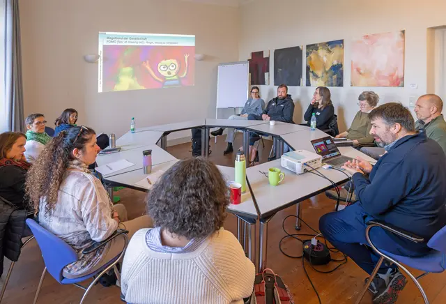 Der Medienpädagoge Felix Behl (rechts) klärte über Erscheinungsformen sexualisierter Gewalt im digitalen Raum auf. | Foto: Winfried Zang