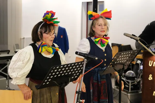 Helene Kempf und Ilona Gerdsmeier bei ihrer Büttenrede. | Foto: Steffen Sollorz