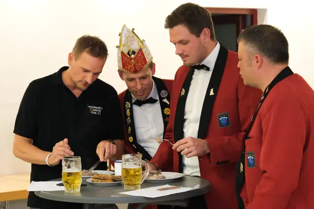 Steffen Graner und Philipp Volk beim Einbürgerungstest zum Echten Honischer. NCV-Vorstand Daniel Hein und Koch Andre Klug begutachten das Festmahl. | Foto: Steffen Sollorz