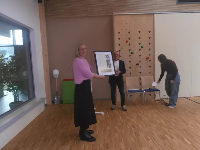 Die Architekten überreichten Kita-Leiterin Dagmar Leers einen gerahmten Schlüssel als Symbol. 