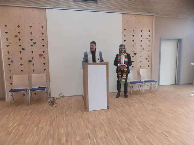 Der evangelische Pfarrer Lutz Domröse und der katholische Pfarrer Jan Kölbel segneten die Einrichtung und ein kleines, buntes Holzkreuz, das sie anschließend der Kita-Leiterin überreichten.