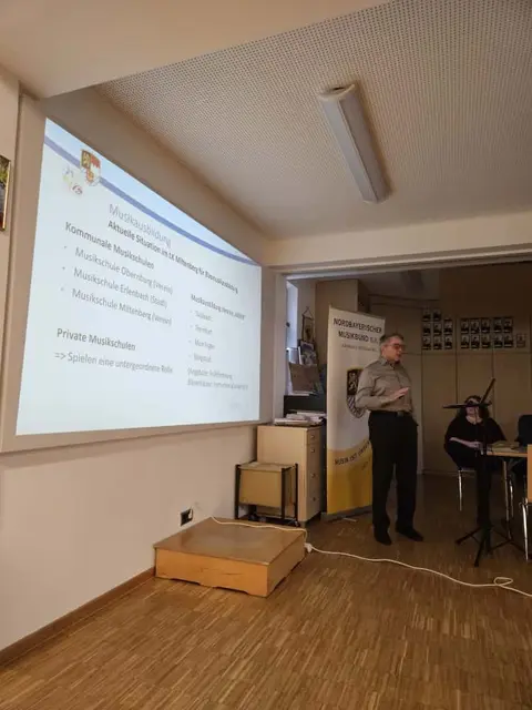 Udo Seubert, stellvertretender Kreisvorsitzender, hielt einen höchst interessanten Vortrag zum drohenden Ausbildungsnotstand in der Blasmusik. | Foto: Kreisverband Miltenberg im NBMB