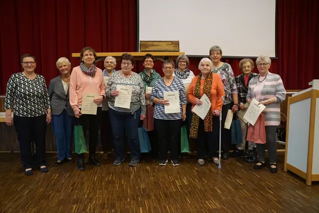  Ehrung langjähriger Mitglieder. Ihr kontinuierliches Engagement bildet das Rückgrat der erfolgreichen Arbeit der Selbsthilfegruppe. Foto Roland Schönmüller 