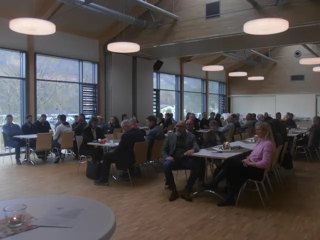 Die Gäste zeigten sich von dem neuen Turn- und Mehrzweckraum, in dem die Feierlichkeit stattfand, begeistert. 