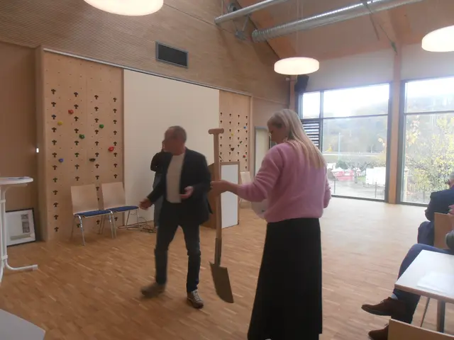 Zur Erinnerung für die Kinder: Der Originalspaten vom Spatenstich. 