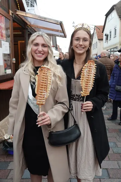 Bürgstadt lacht, feiert und wächst zusammen.
 
Der Kirchweihmarkt 2025 in Bürgstadt hat mal wieder gezeigt: Hier ist jeder willkommen – vom Kindergartenkind bis zur Seniorin, vom Popcornliebhaber bis zum Zwetschgenprofi.

Mit Winterduft in der Nase, Apfel in der Hand und Lachen im Ohr verabschiedete sich Bürgstadt in die kalte Jahreszeit. Und alle sind sich einig: Nach dem Markt ist vor dem nächsten Fest!