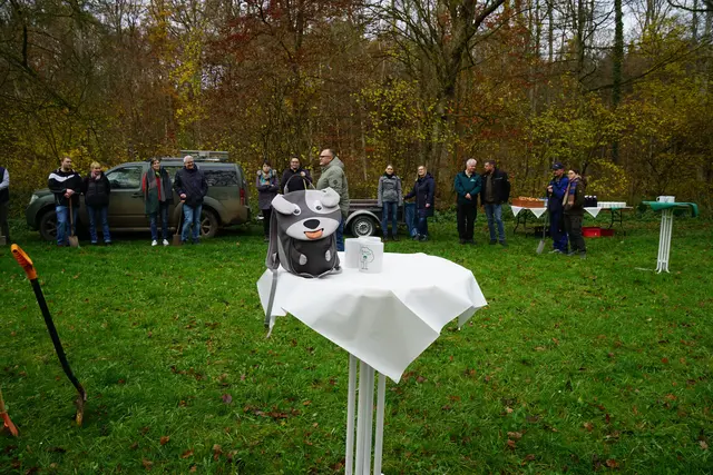 Brauch des Hochzeitsbäumchens hat in Külsheim eine lange Tradition. Schon seit zehn Jahren pflanzen frisch verheiratete Paare einen Baum als Zeichen ihrer Verbundenheit. Foto Roland Schönmüller 

