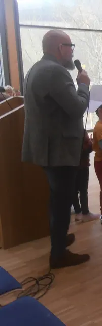 Ein musikalisches Dankeschön sang der stellvertretende Landrat Bernd Schötterl gemeinsam mit den Vorschulkindern. 