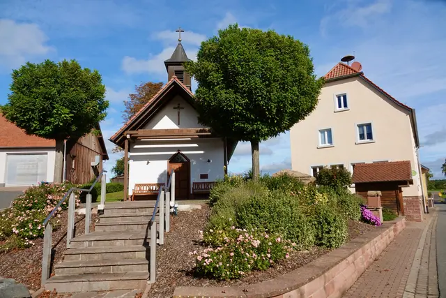 Ortsmitte von Windischbuchen mit Marienkapelle und Ehrenmal. 