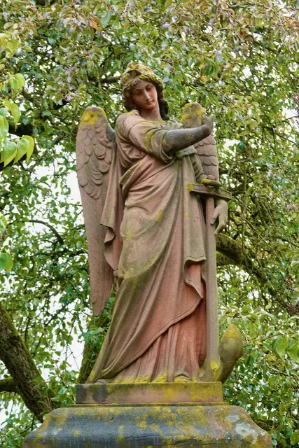 Friedensengel in Miltenberg-Schippach am dortigen Ehrenmal vor der Kirche. 