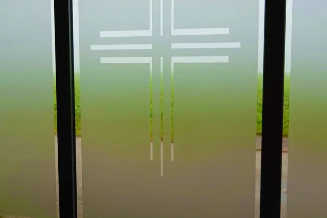 Der Volkstrauertag zeigte eindrucksvoll, wie wichtig das gemeinsame Gedenken für die lokale und überregionale Friedensarbeit ist. In der Stille der Novembertage wurde ein Zeichen gesetzt – gegen das Vergessen und für ein Leben in Verantwortung. Gesehen in Heppdiel an der Glaswand der Einsegnungshalle. 