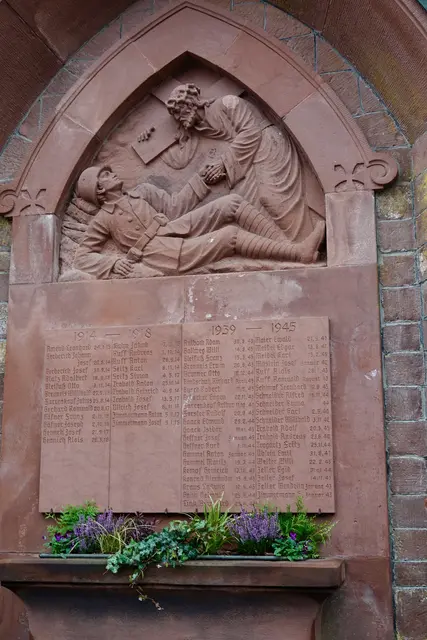 Eichenbühl-Riedern: Ehrenmal vor der Kirche mit Christus und einem Soldaten. 