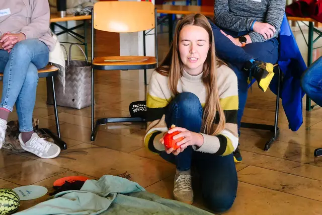 Lehrerinnen und Lehrer tauschen sich über Ideen für den Unterricht im Grünen aus – Inspiration und Praxiswissen im Dialog. | Foto: Kathrin Günzelmann