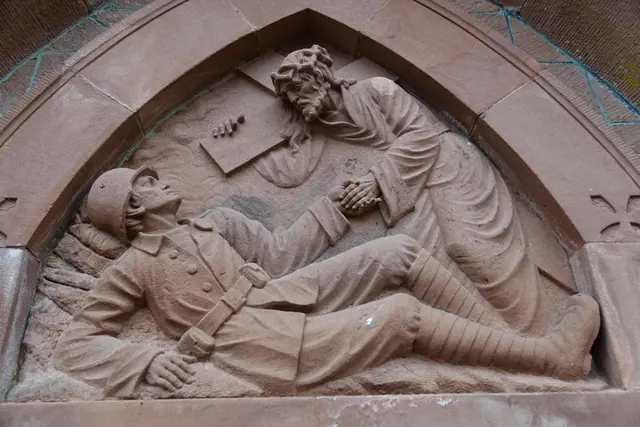 Eichenbühl-Riedern: Ehrenmal-Relief vor der Kirche mit dem kreuztragenden Christus und einem Soldaten. 