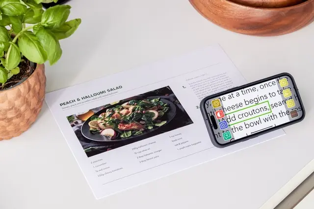 Eine neue digitale Lesehilfe soll im Alltag für besseren Sehkomfort sorgen. 
 | Foto: Eschenbach-Optik