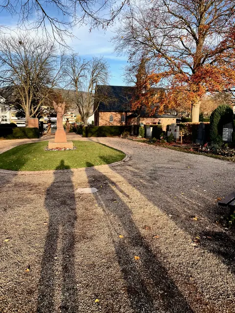 Was bleibt, ist die Erkenntnis, dass es keine universellen Antworten gibt, sondern eine bunte Vielfalt an Sichtweisen, die das Leben bereichern und den Tod in den gesellschaftlichen Diskurs einbinden. 