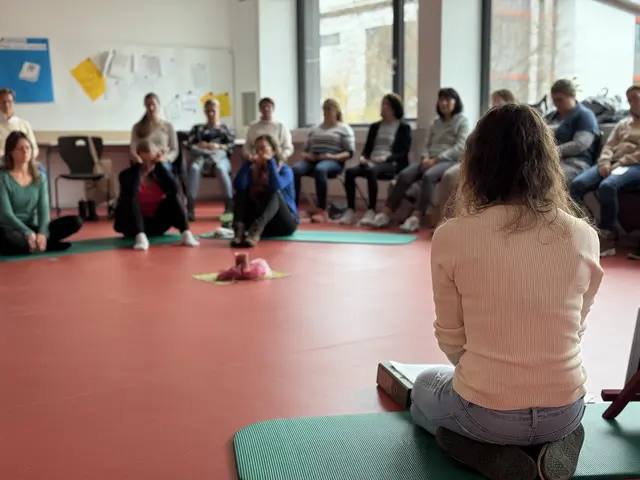 Daniela Höfer zeigt den Teilnehmerinnen eine Achtsamkeitsübung, um im Alltag wieder ins Gleichgewicht zu kommen. | Foto: Helena Wilmerding