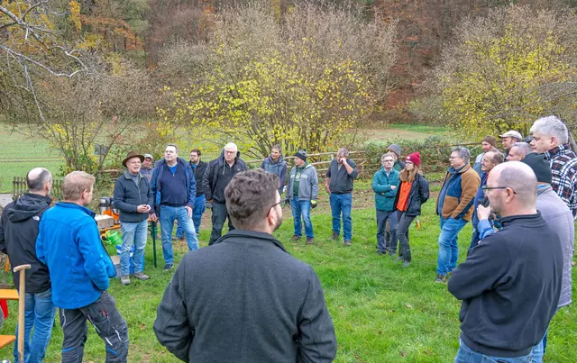Nach der Begrüßung der rund 40 Gäste durch Dr. Steffen Scharrer und Bürgermeister Dietmar Fieger (links, stehend) und einem kleinen Empfang ging es an die Arbeit. | Foto: Winfried Zang