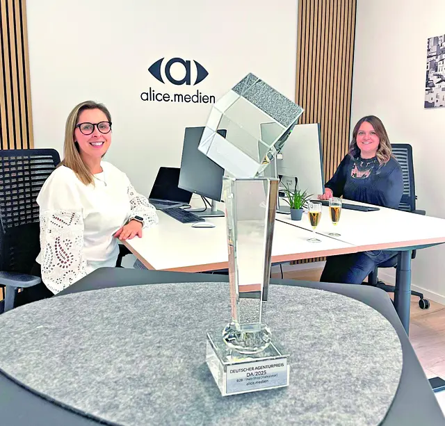 Alice (Inhaberin/Medienfachwirtin) und Denise (Web-u. Grafikdesign).