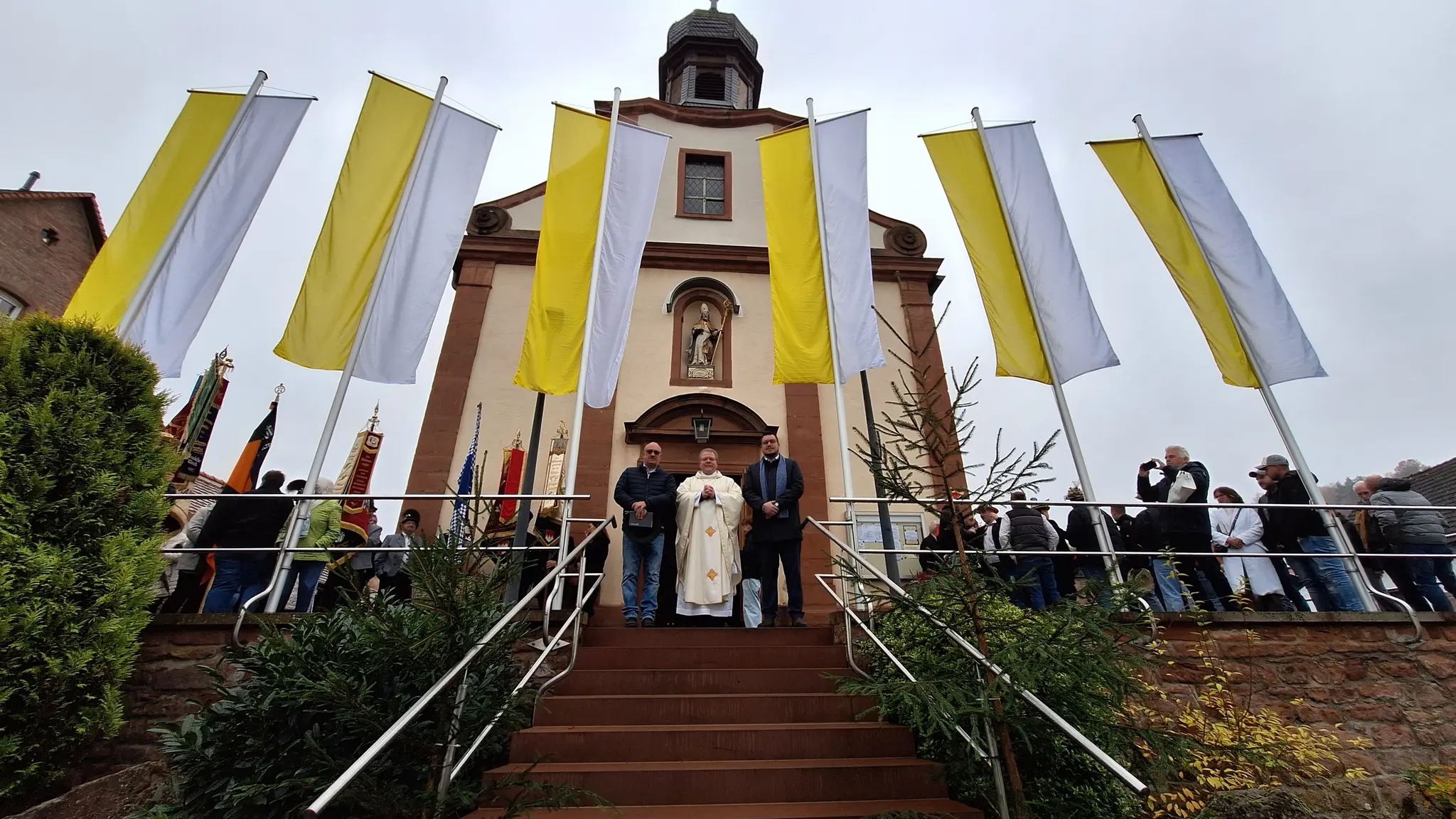 Feierliche-Segnung-der-neuen-Fahnen-am-Kirchweihtag-in-Altenbuch