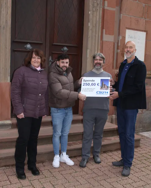 Übergabe der Spende in Höhe von 250,00 € an den Kirchenpfleger Robert Faust für die Reparatur der Turmspitze der St.-Martins-Kirche. | Foto: Hilmar Rothermich