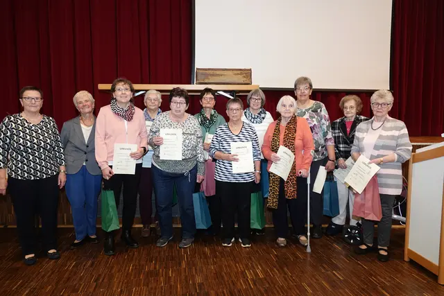 BU 1: Höhepunkt: Verleihung der Ehrennadel an Frau Gisela Ehrung langjähriger Mitglieder. Ihr kontinuierliches Engagement bildet das Rückgrat der erfolgreichen Arbeit der Selbsthilfegruppe. Foto Roland Schönmüller