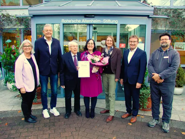 Würdigung von 25 Jahren Einrichtungsleitung der Rohe’schen Stiftung:
v.l.n.r.: Angelika Drinhaus (Leiterin Sozialer Dienst), Günther Oettinger (3. Landrat des Landkreises Miltenberg), Karl Bachmann (Vorsitzender der Bewohnervertretung), Jubilarin Kerstin Weckwerth (Einrichtungsleiterin), Alexandra Höfer (Pflegedienstleiterin), Thomas Köhler (Bürgermeister von Kleinwallstadt), Tim Stürmer (Technischer Leiter) | Foto: Rohe'sche Altenheim-Stiftung