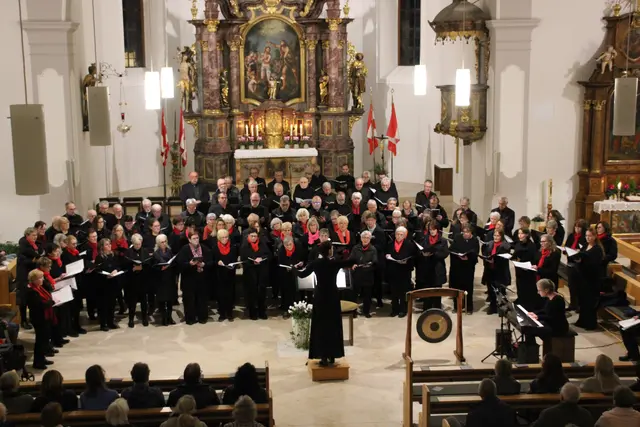 Sängerinnen und Sänger der Chöre Harmonie Obernau, Liederkranz Feldkahl und Sängerbund Eisenbach bei der dritten Aufführung in der Eisenbacher Kirche. | Foto: Corinna Marquart