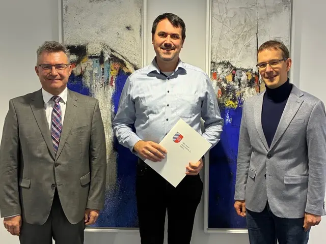 Tobias Rehorst ist der neue Leiter des Geschäftsbereichs Gesundheit und Recht. Landrat Dr. Achim Brötel und Erster Landesbeamter Dr. Björn-Christian Kleih gratulierten bei der Bestellung. 

 | Foto: Landratsamt Neckar-Odenwald-Kreis