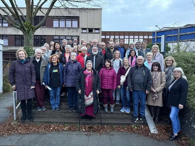 Gruppenfoto auf „unserer“ Realschultreppe, so wie vor 50 Jahren | Foto: Burkhard Zahn