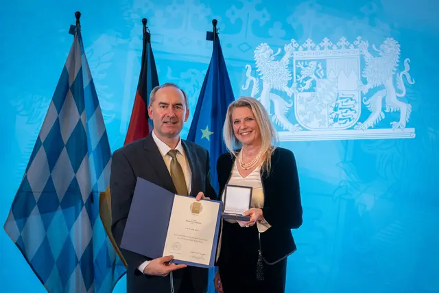 IHK-Präsidentin Heike Wenzel wurde gestern Abend in München von Wirtschaftsminister Hubert Aiwanger mit 
der Staatsmedaille für besondere Verdienste um die bayerische Wirtschaft ausgezeichnet.
 | Foto: StMWi/A. Heddergott
