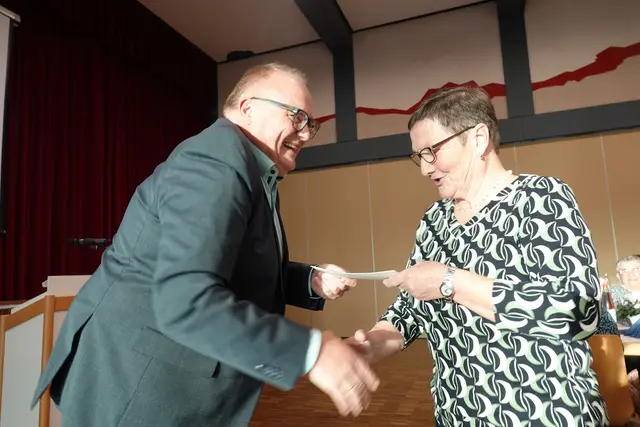 Höhepunkt: Verleihung der Ehrennadel an Frau Gisela Trunk durch Külsheims Bürgermeister Thomas Schreglmann.
Foto Roland Schönmüller

