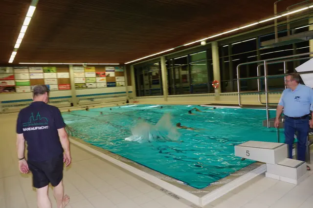 Der Sprung von Külsheimer Bürgermeister Schreglmann ins Wasserbecken war so gelungen und schnell, dass man ihn nur untergetaucht als Schnappschuss festhalten konnte. Foto Roland Schönmüller