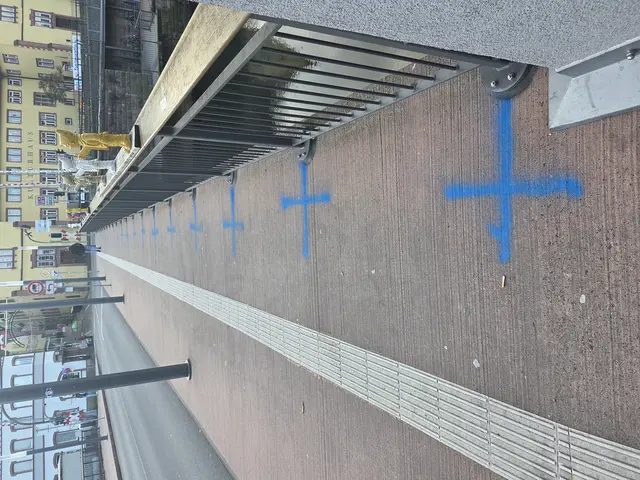 Blaue Kreuze auf der Tauberbrücke | Foto: Polizei