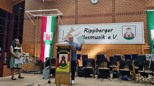 Bürgermeister Meikel Dörr beglückwünschte die Rippberger Blasmusik zu ihrem Jubiläum und übergab dem Verein eine willkommene Notenspende.

 | Foto: Engelbert Kötter