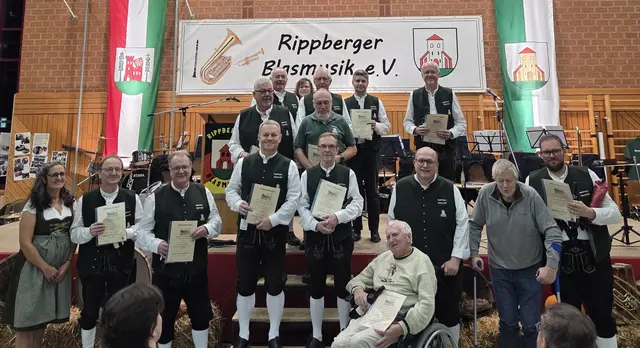 Zahlreichen aktiven Musikern der Rippberger Blasmusik wurden im Rahmen eines Festaktes für deren bis zu 50-jährige Mitgliedschaft würdigende Ehrennadeln und Urkunden ausgehändigt. | Foto: Rippberger Blasmusik e.V.