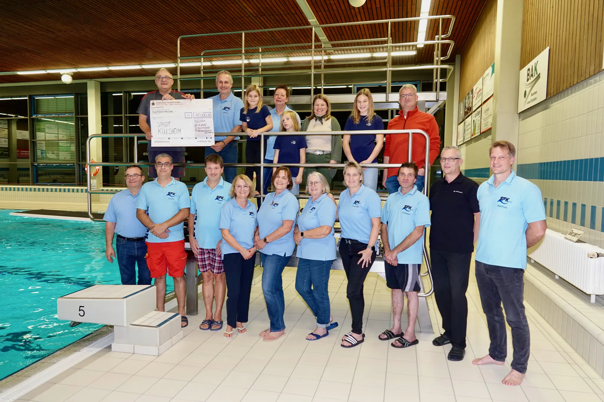 Sprung-ins-Gl-ck-B-rgermeister-Schreglmann-taucht-ab-f-r-das-K-lsheimer-Schwimmbad-
