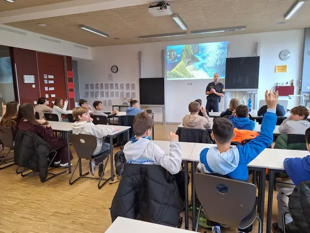 Schulverbindungsbeamter Matthias Fischer informiert über die (digitalen) Bereiche und über die Verantwortung der Jugendlichen. | Foto: Rainer Schäfer