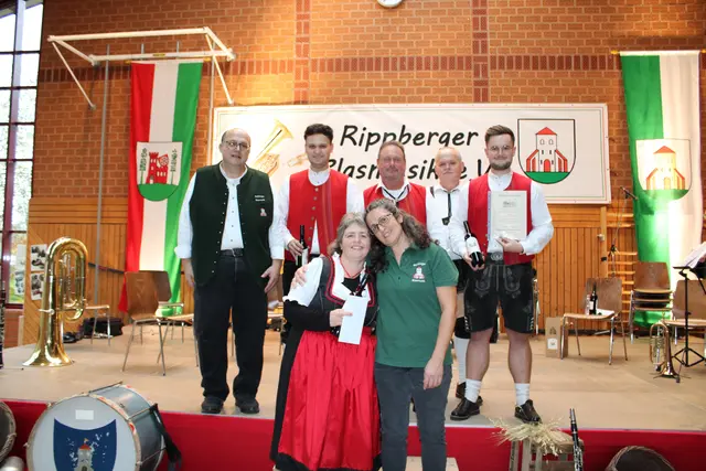 Auch am Sonntag Nachmittag wurden verdiente Musiker für ihre langjährige aktive Tätigkeit im Verein geehrt.  | Foto: Rippberger Blasmusik e.V.