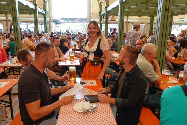 Die Michaelismesse bietet traditionell ein vielseitiges Programm mit Musik, kulinarischen Spezialitäten, Schaustellern und einem großen Vergnügungspark. Zahlreiche Vereine und Aussteller präsentieren sich und schaffen eine unverwechselbare Atmosphäre, die Miltenberg weit über die Stadtgrenzen hinaus bekannt macht. 